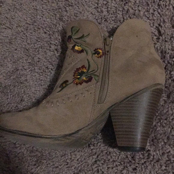 High heeled booties - Picture 3 of 7